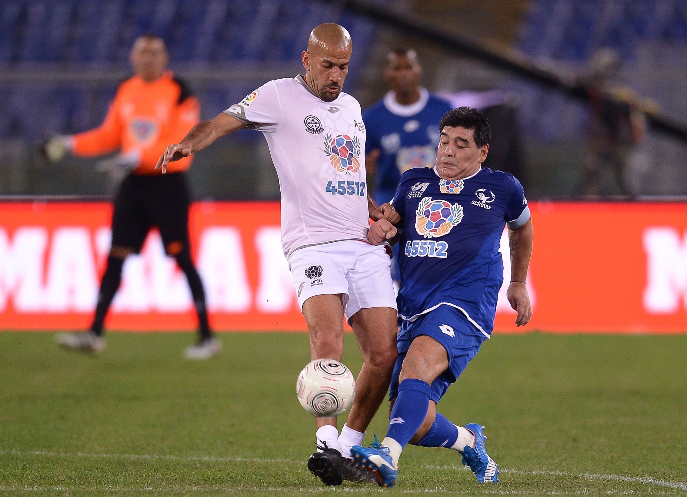 Diego Armando Maradona (r.) und Landsmann Juan Sebastian Veron hatten eine kleine Meinungsverschiedenheit.