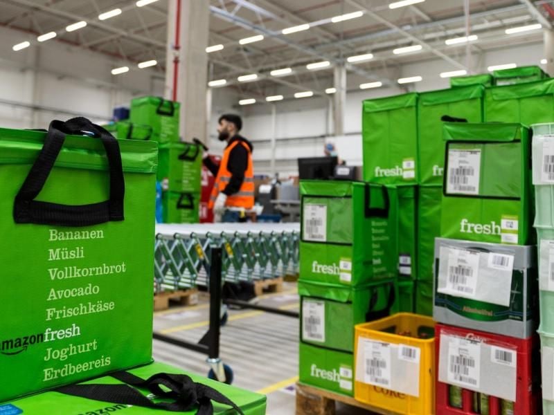 Fertig gepackte Transporttaschen mit Lebensmitteln vor der Auslieferung im Depot des Lebensmittellieferdienstes Amazon Fresh. Foto: Monika Skolimowska