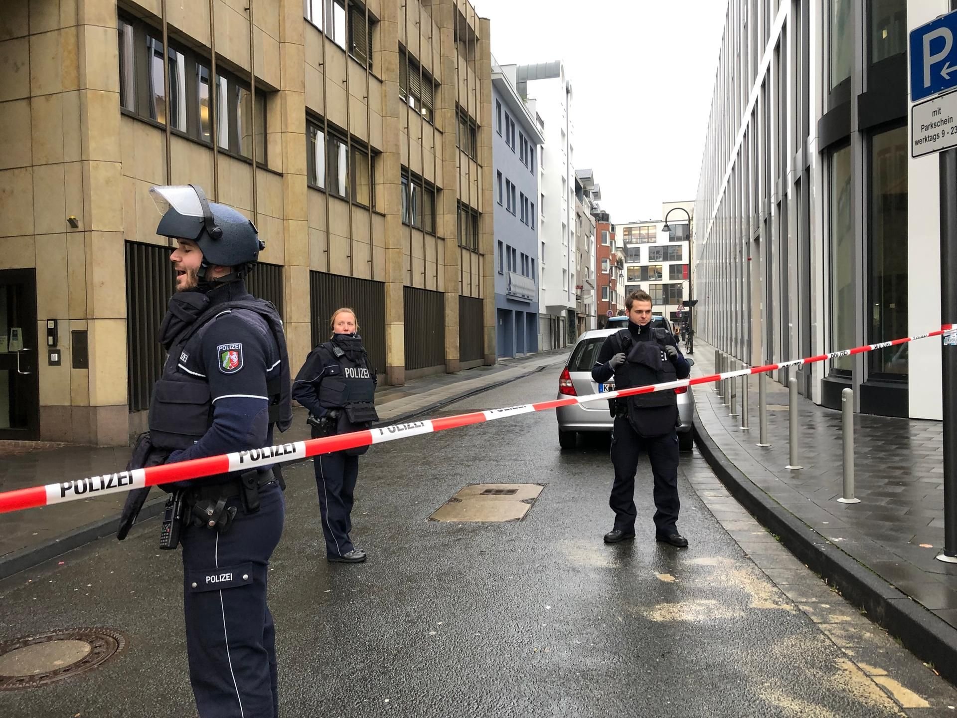 Polizisten an der Altenberger Straße