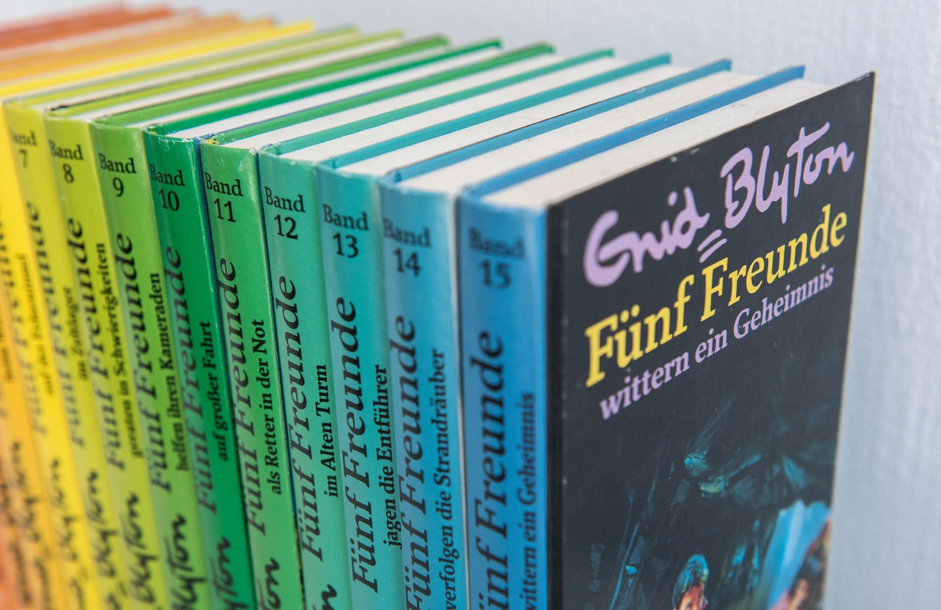 Band 1 bis 15 der Abenteuerserie „Fünf Freunde“ von Enid Blyton.