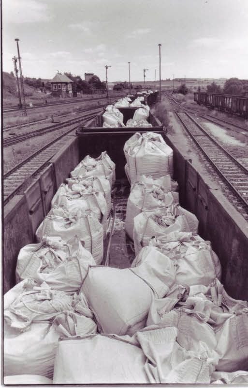 125 Waggons mit Rückständen aus der Kupferverhüttung warten an der Rohhütte bei Helbra auf die Entsorgung.