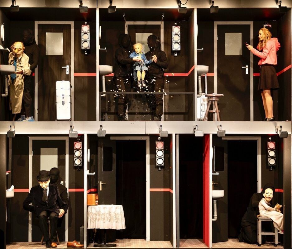 Der Guckkasten auf der Theaterbühne als Quarantäne-Station.