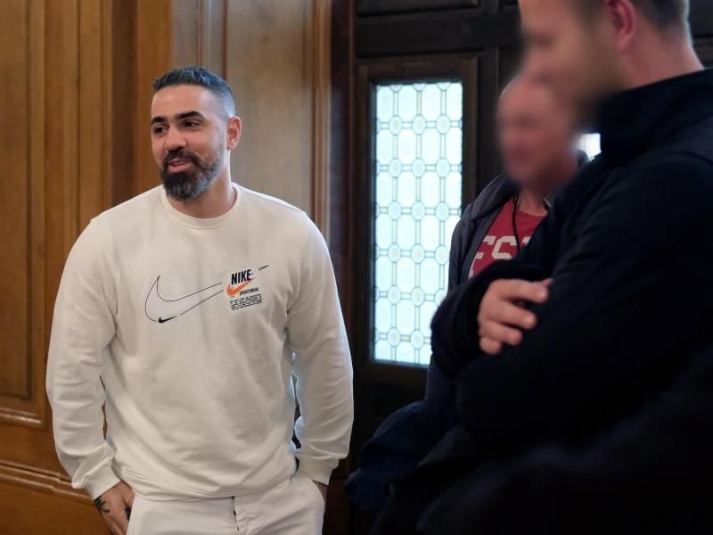 Rapper Bushido (l) kommt in Begleitung von Personenschützern der Polizei in einen Saal des Bundesverwaltungsgerichtes. Foto: Sebastian Willnow/dpa-Zentralbild/dpa
