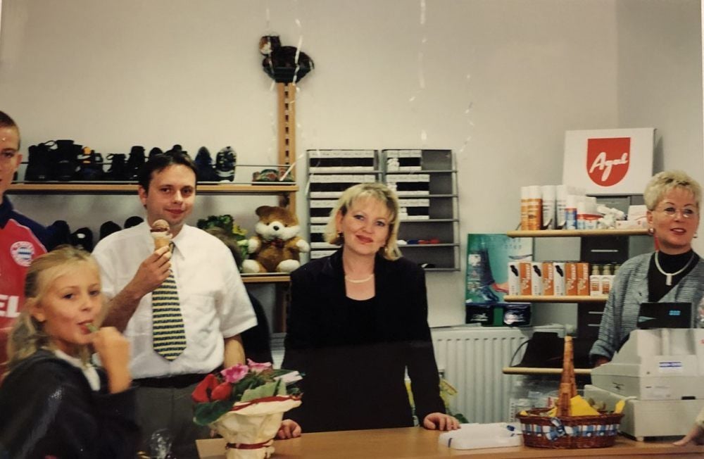 1. Oktober 1999: Ines Schuck (r.) eröffnet ihren ersten Laden.