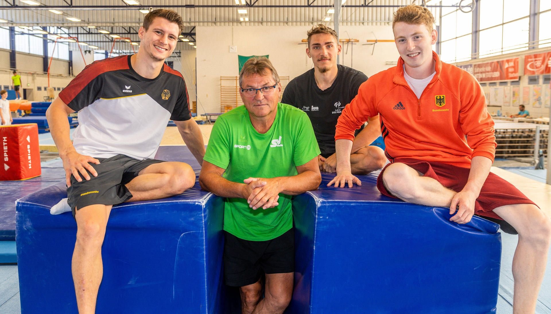 Turn-Trainer Hubert Brylok (2.v.l.) mit seinen Athleten Lukas Dauser, Nick Klessing und Nils Dunkel.