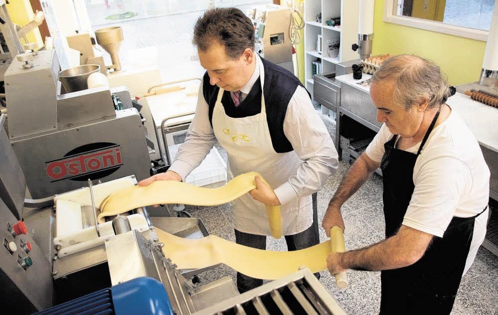 Inhaber Giorgio Gabriele Locci (links) und Pastameister Attilio Sabatino bei der Arbeit an der Teigmaschine in der Pastamanufaktur in der Bernburger Talstadt.