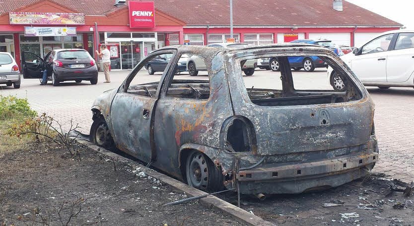 Das ausgebrannte Auto auf dem Parkplatz in Osternienburg.