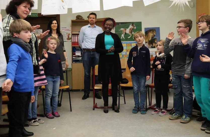 Die keniatische Läuferin im Gespräch mit den Kindern.
