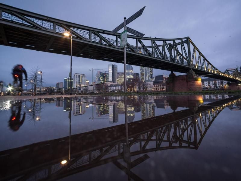 Im Morgenlicht spiegelt sich in Frankfurt am Main der Eiserne Steg. Foto: Frank Rumpenhorst/Archi