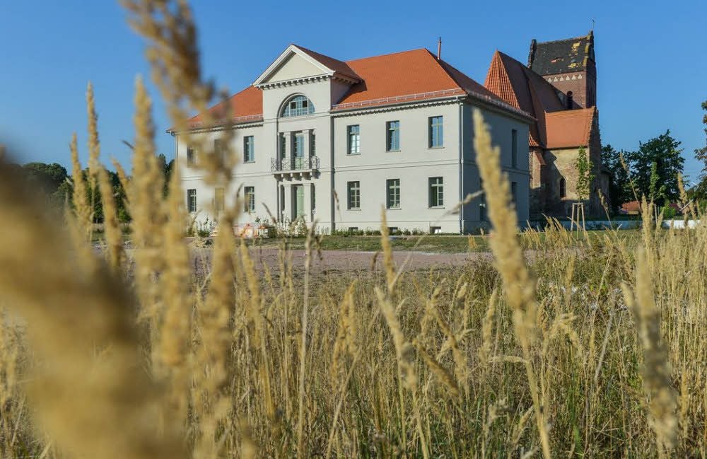 Die Fassade des Herrenhauses trägt die „Handschrift“ des anhaltischen Hofbaumeisters Gottfried Bandhauer.
