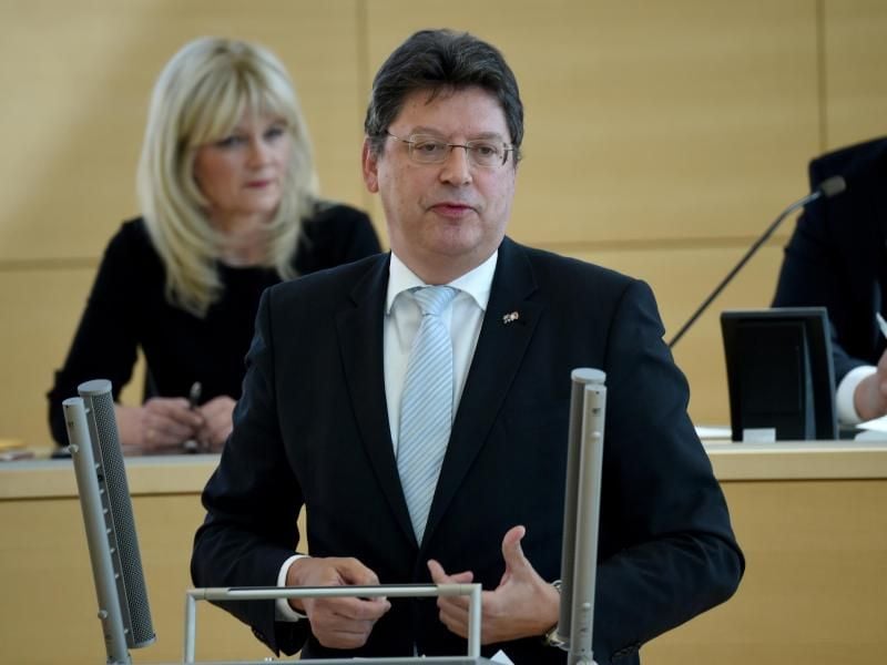 Schleswig-Holsteins Wirtschaftsminister Reinhard Meyer (SPD). Foto: Carsten Rehder/Archiv