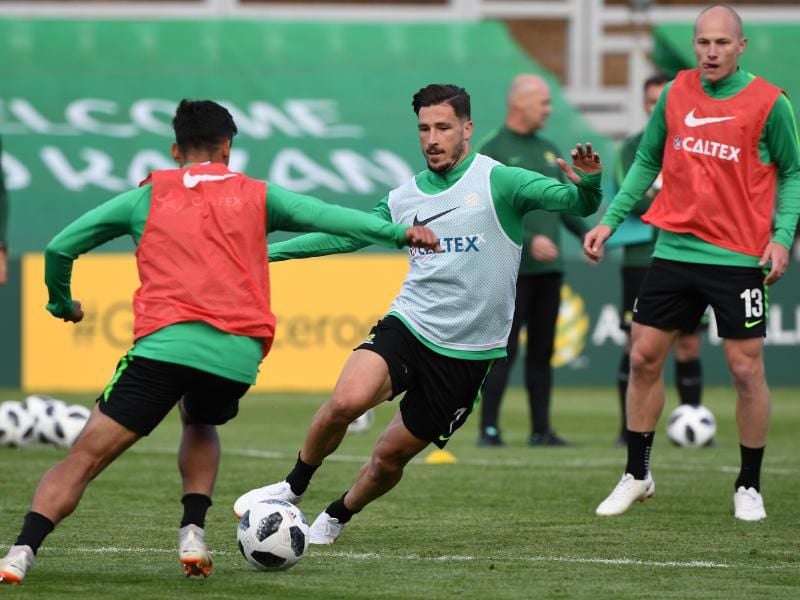 Mathew Leckie (M) beim Training der Australier. Foto: Dean Lewins/AAP
