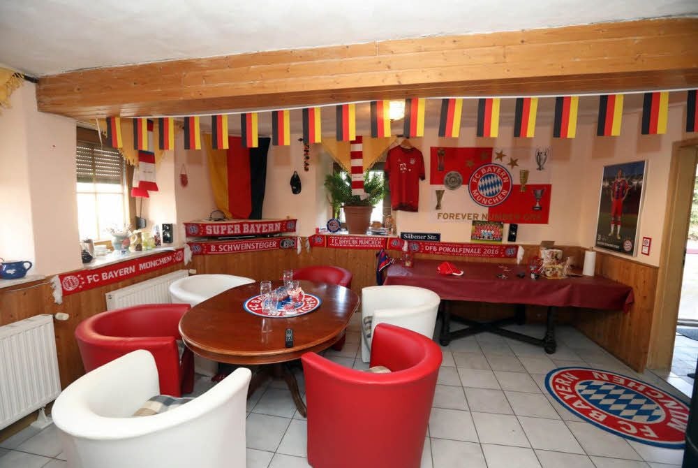 Auch im Haus ist der FC Bayern überall.
