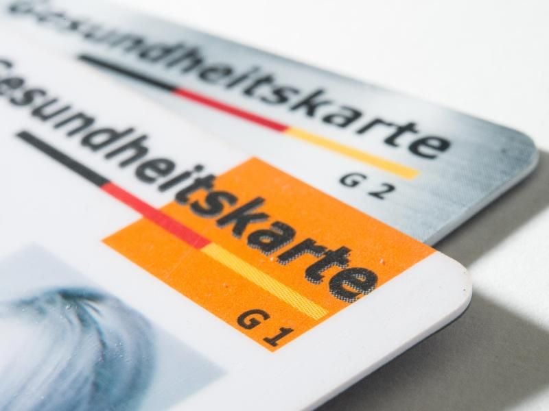 Ältere Gesundheitskarten mit dem Kürzel „G1” sind oft nicht mehr beim Arzt einlesbar. FOTO: Franziska Gabbert/dpa-tmn
