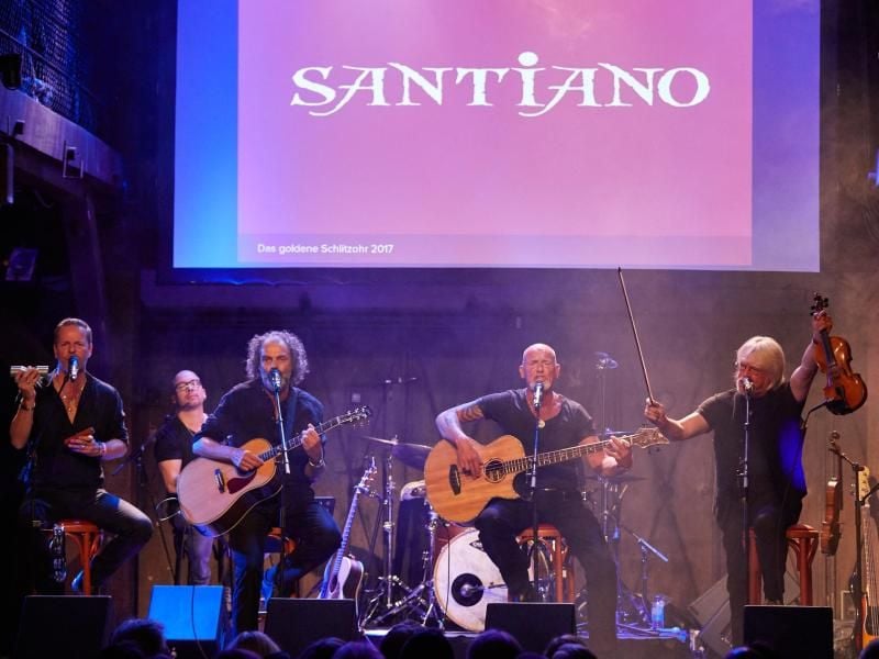 Die Band Santiano bei einem Konzert. Foto: Georg Wendt/Archivbild