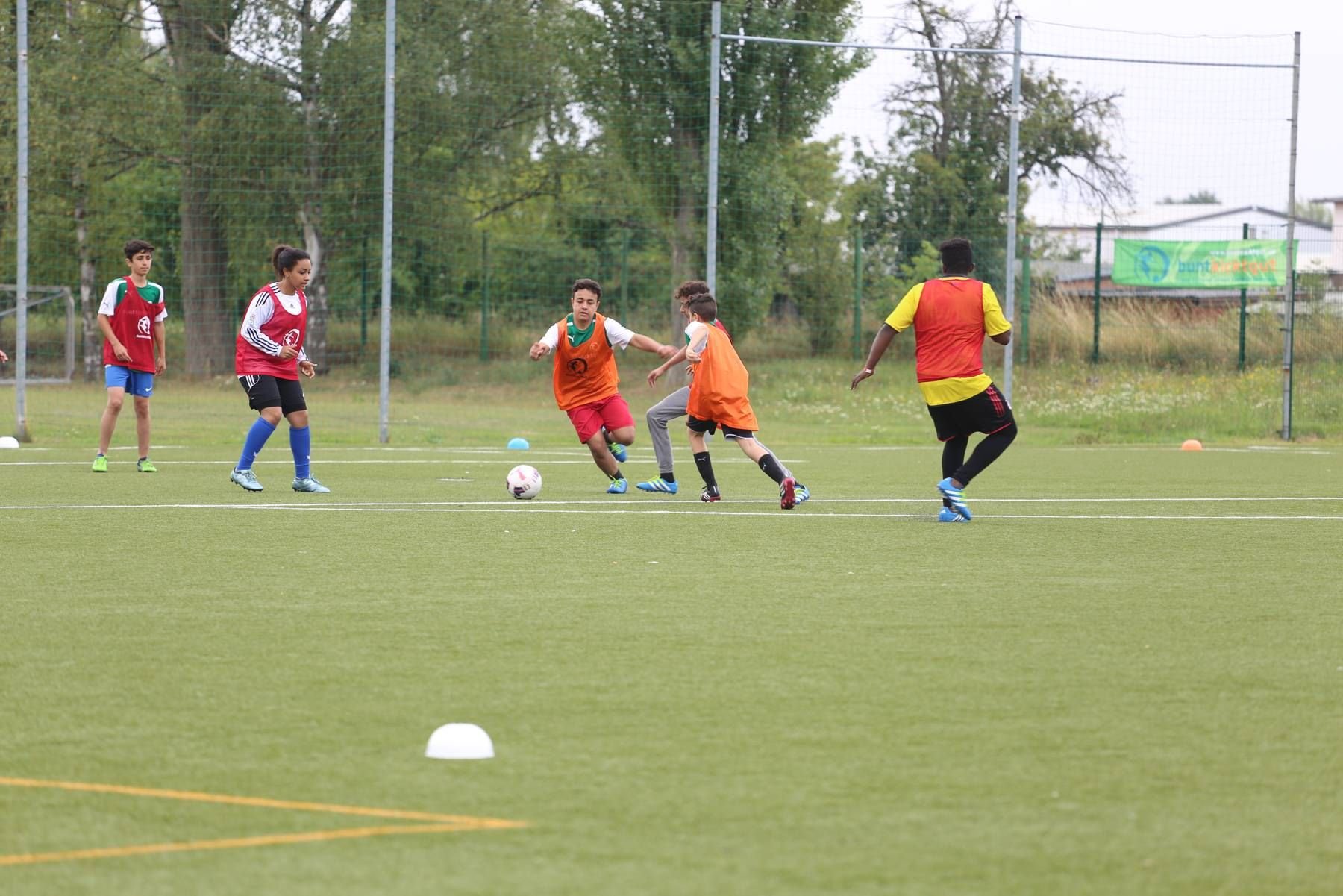 60 Kinder aus München und Eisleben trainieren gemeinsam beim Fußball-Sommercamp.