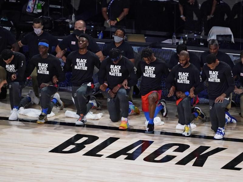Die NBA-Profis von Oklahoma City Thunder um Dennis Schröder (2.v.l) während der US-Hymne. Foto: Ashley Landis/Pool AP/dpa