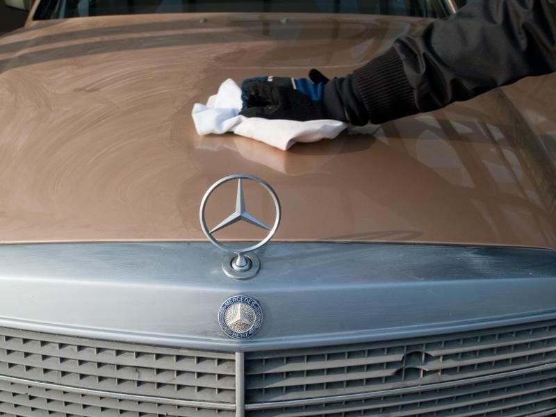 Die alte Benz-Haube glänzt auch nach der Politur mit günstigen Mitteln. Das hat ein Test von „Auto Bild” und der Sachverständigenorganisation KÜS ergeben. Foto: Klaus-Dietmar Gabbert/dpa-tmn