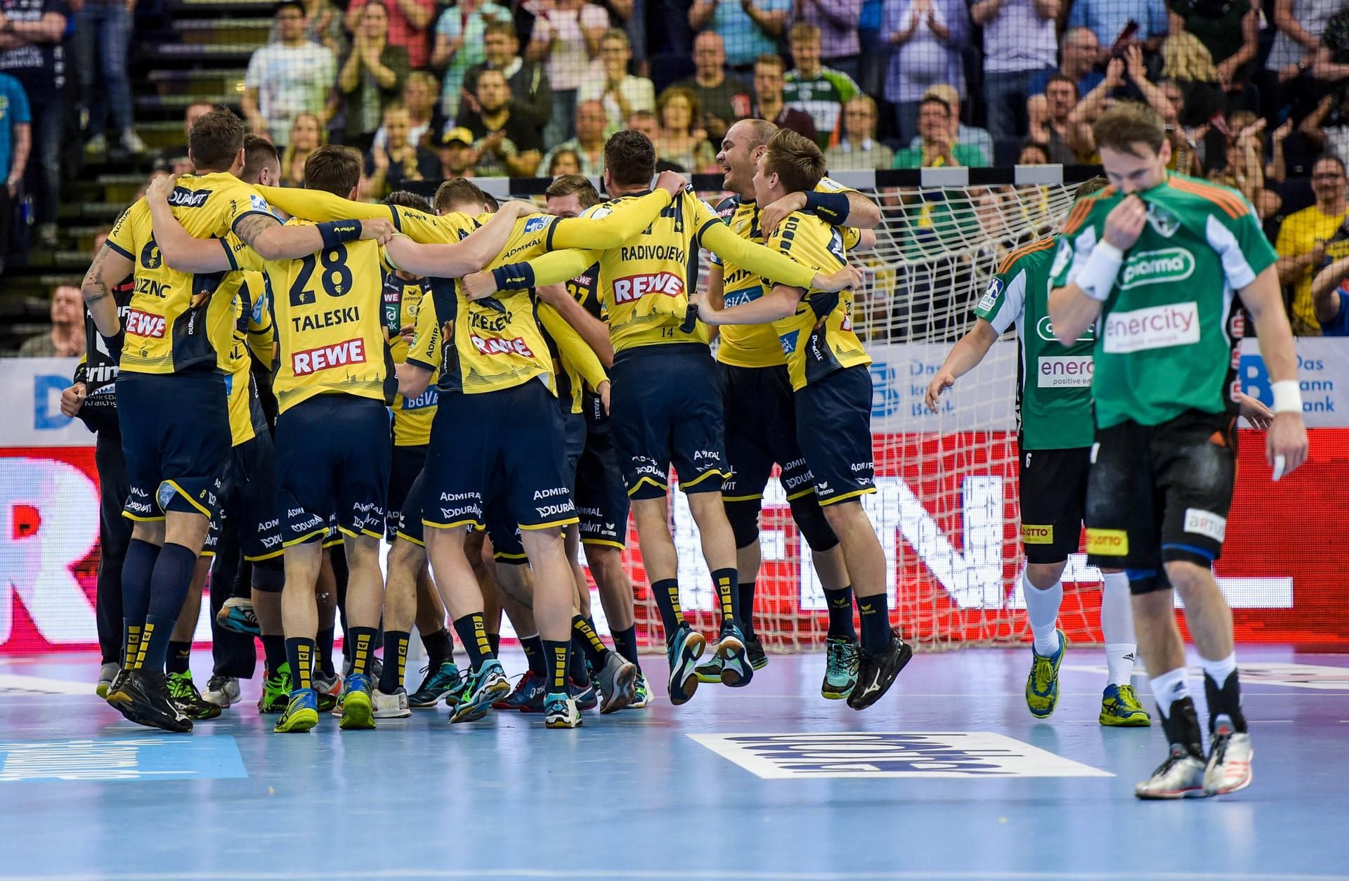 Der Siegerjubel der Löwen nach dem Final-Erfolg gegen Hannover-Burgdorf.