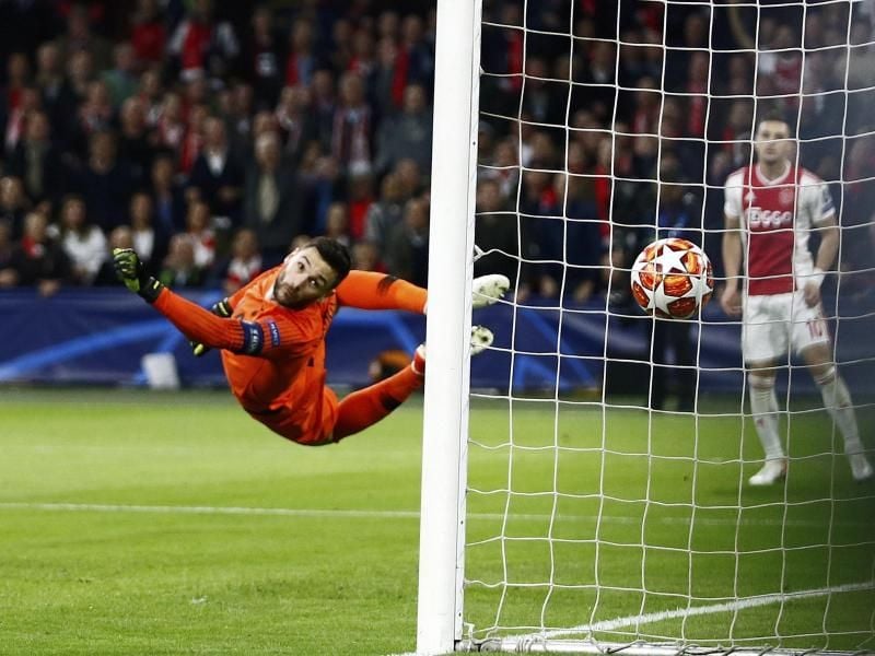 Tottenham-Torwart Hugo Lloris (l) hat beim Halbfinal-Rückspiel in der Fußball-Champions-League zwischen Ajax Amsterdam und Tottenham Hotspur keine Chance beim 2:0 von Amsterdams Hakim Ziyech. Foto: Peter Dejong/AP