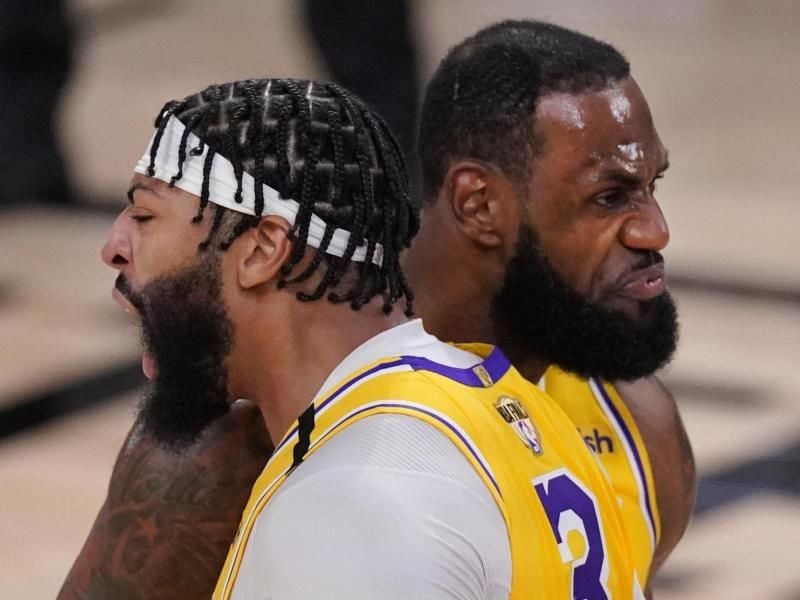 Lakers-Spieler LeBron James (r) und Anthony Davis gewinnen deutlich gegen Miami Heat. Foto: Mark J. Terrill/AP/dpa