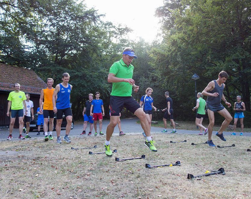 Michi Greis (mit grünem Shirt) beim Lauftraining auf der Ilsenburger Festwiese.