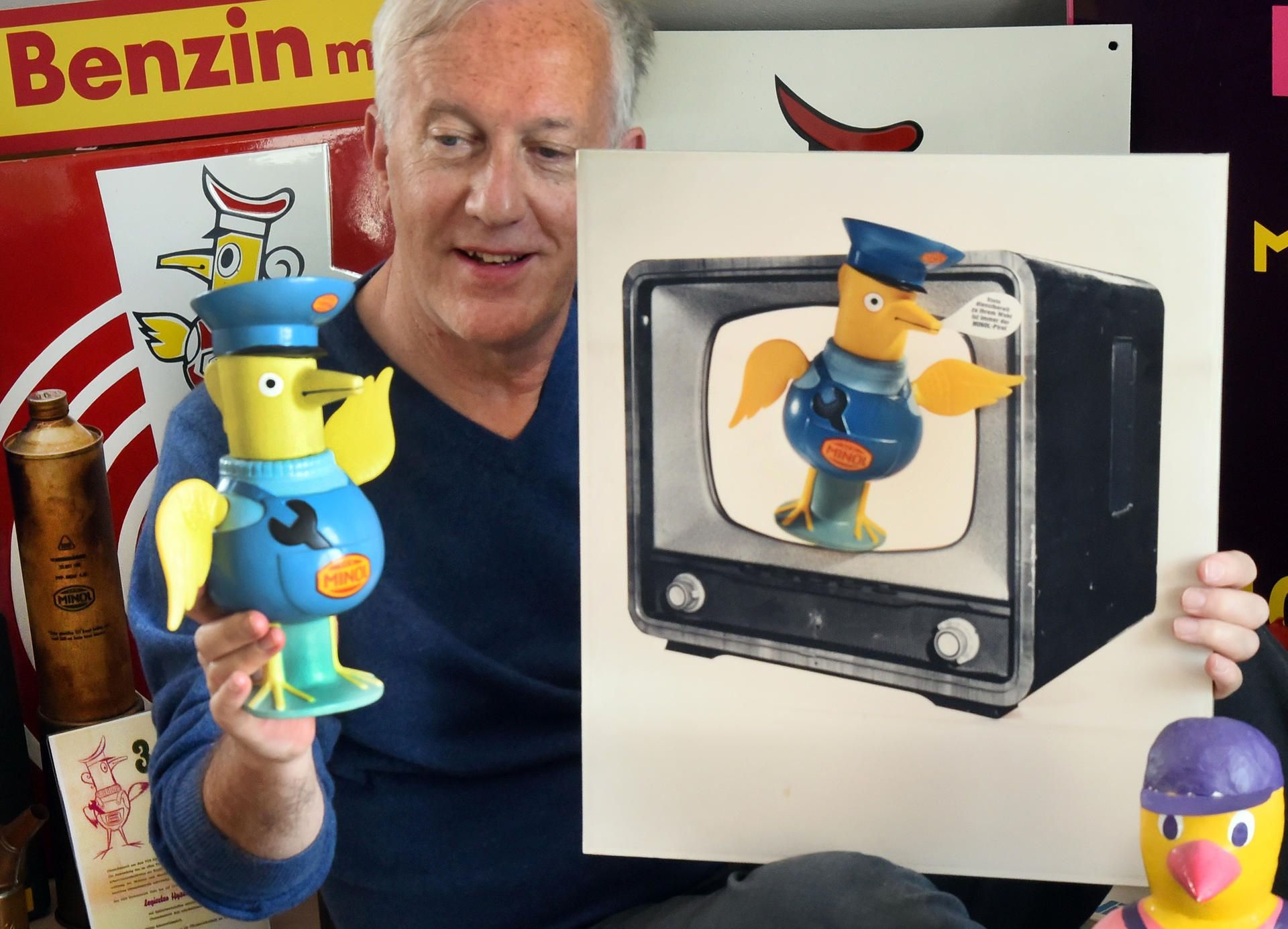 Der studierte Ökonom und ehemalige Mtarbeiter vom DDR-Tankstellennetz "Minol", Olaf Wagner, sitzt mit dem Maskottchen "Minol-Pirol" inmitten seiner Raritätensammlung in seinem Arbeitszimmer.