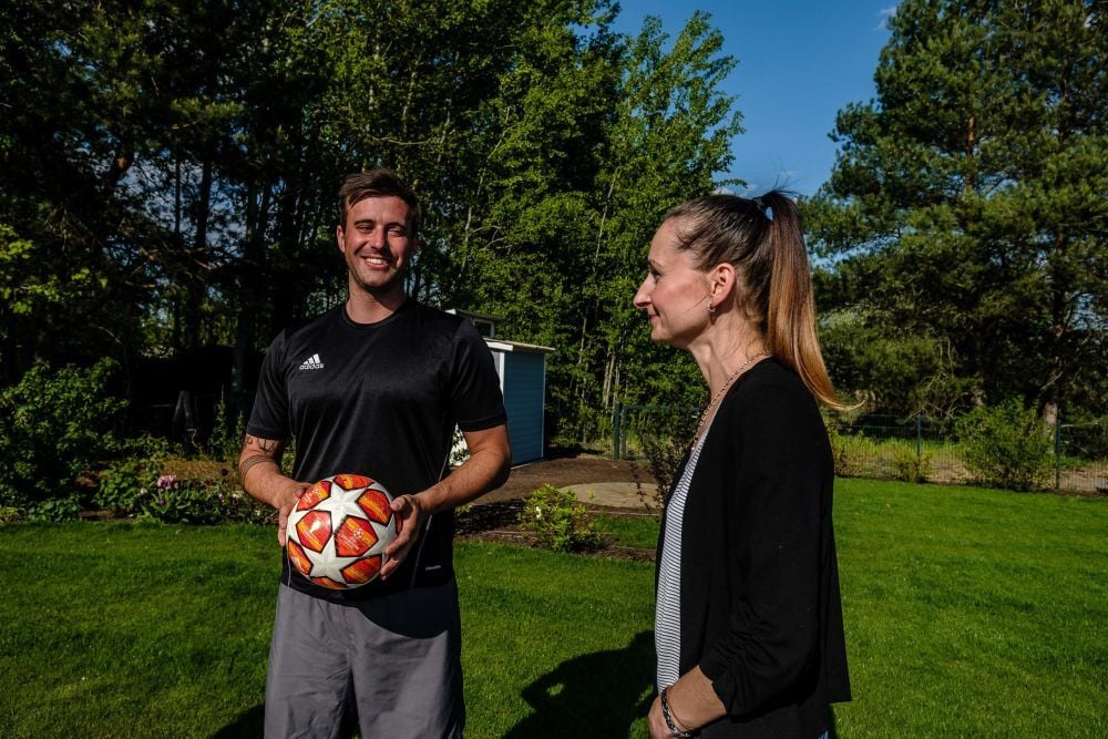 Christian Zentgraf und Susanne Lindner - hier vorm Videodreh für „Zenters Fußballschule“ - betreuen die F-Jugend von Victoria Wittenberg.