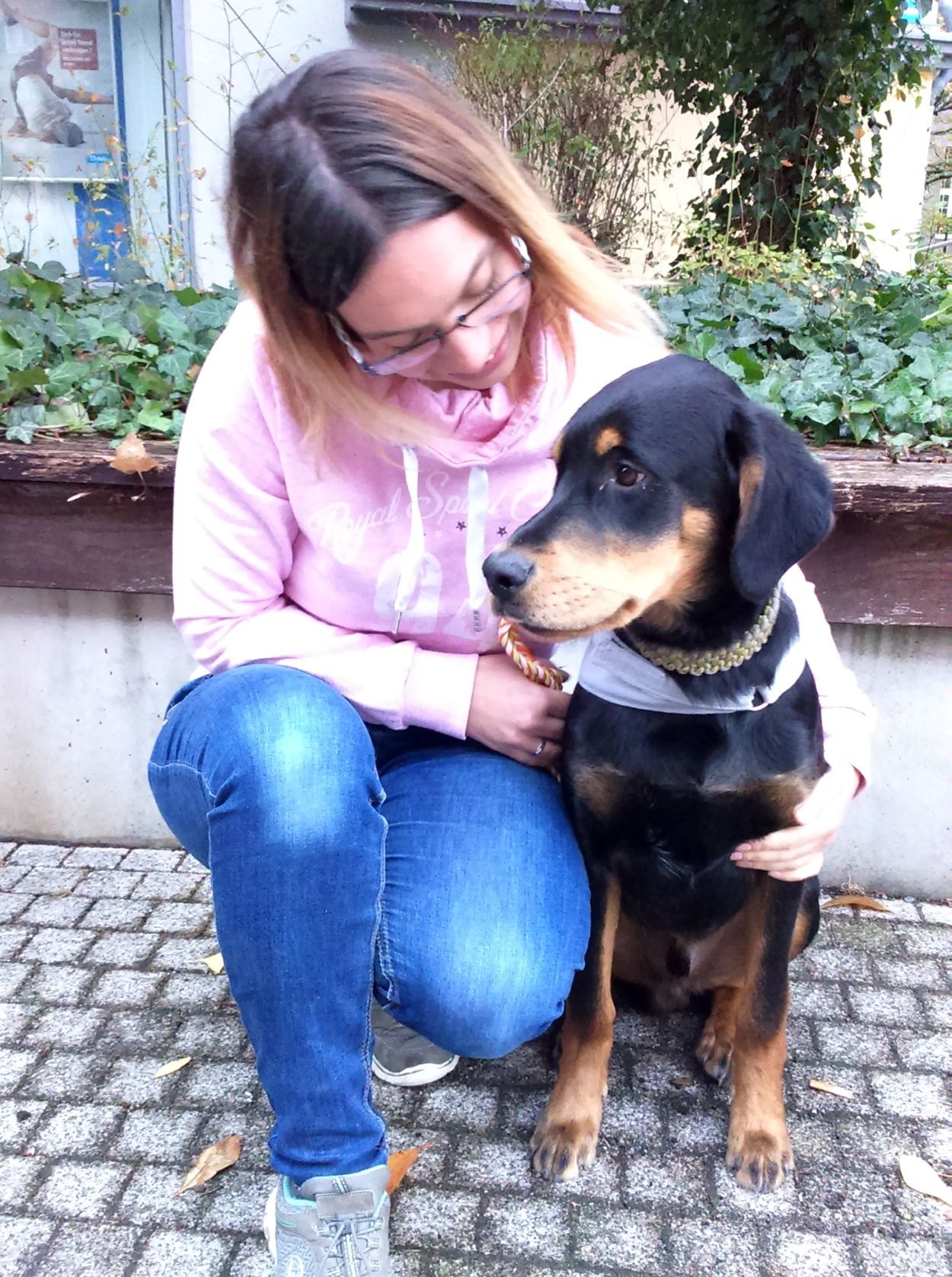 Sie helfen Kindern: Julia Möller mit ihrem Besuchshund Mogli