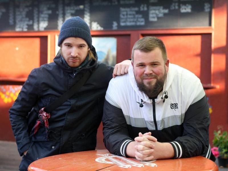 Christoph Sell (l) und Jan „Monchi” Gorkow positionieren sich mit ihrer Band Feine Sahne Fischfilet gegen Rechts. Foto: Danny Gohlke
