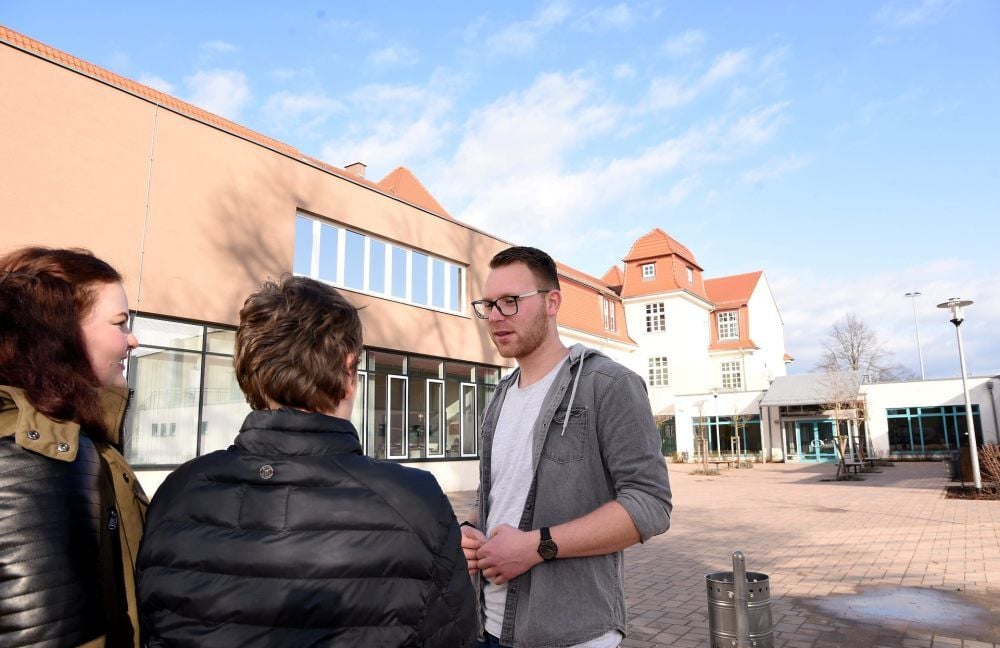 Christian Berger, der Soziale Arbeit studiert und in Aken sein Praxissemester absolviert, in seinem Element: im Gespräch mit Schülern.