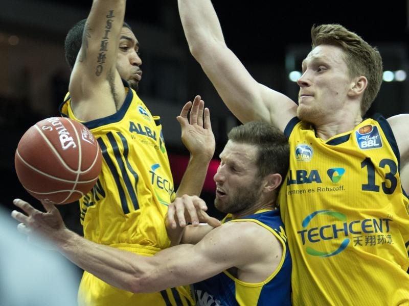 Oldenburgs Mickey McConnell (M) kommt gegen Albas Marius Grigonis (r) und Peyton Siva (l) nicht durch. Foto: Soeren Stache