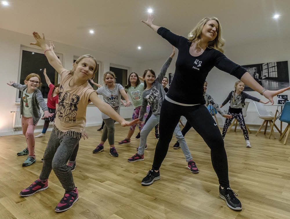 Im neuen Tanzhaus Wittenberg probt Nina Ober mit ihren kleinen Hip-Hop-Tänzerinnen.