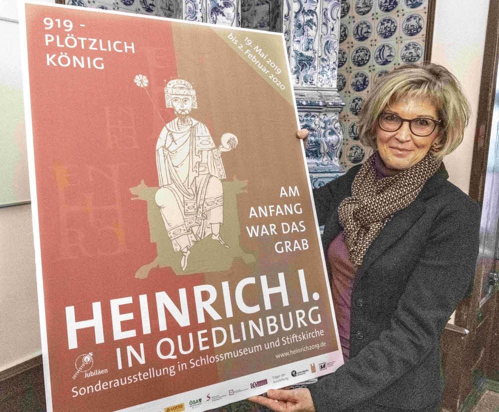 Marion Goldbeck präsentiert das Plakat zur Ausstellung.