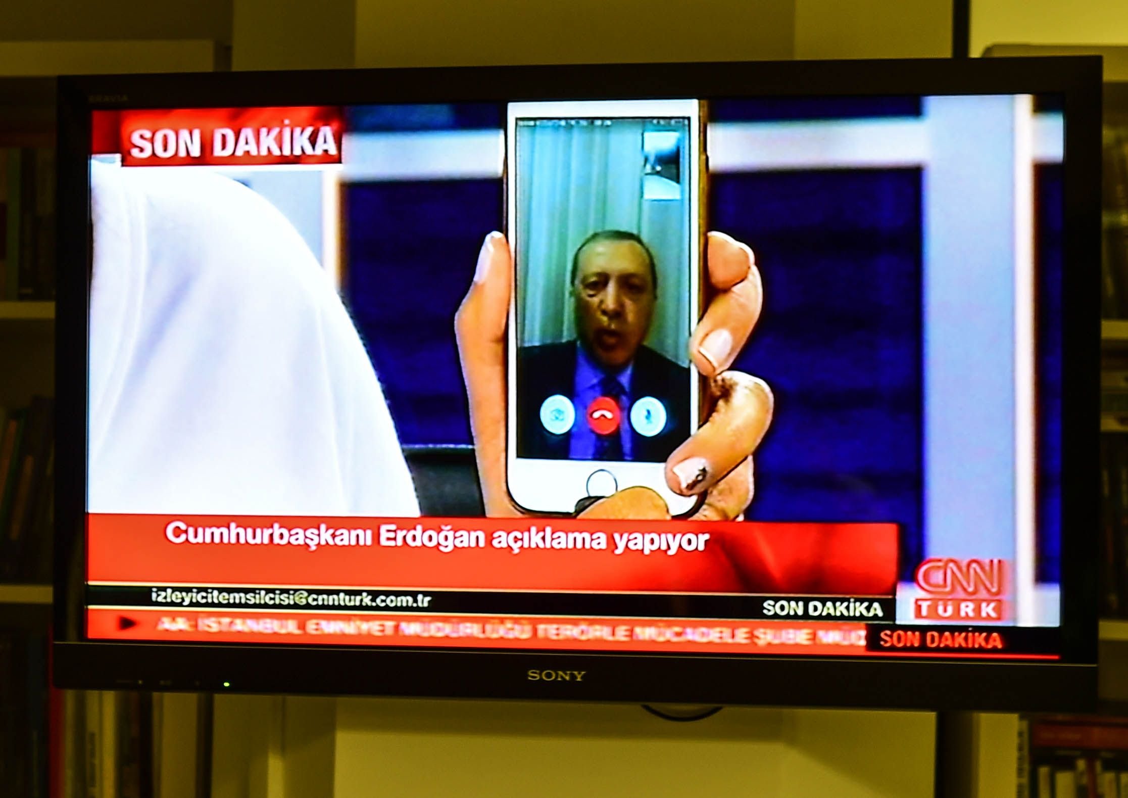 Der türkische Präsident Erdogan spricht über Facetime mit einer Moderatorin von CNN Türk live im Fernsehen.
