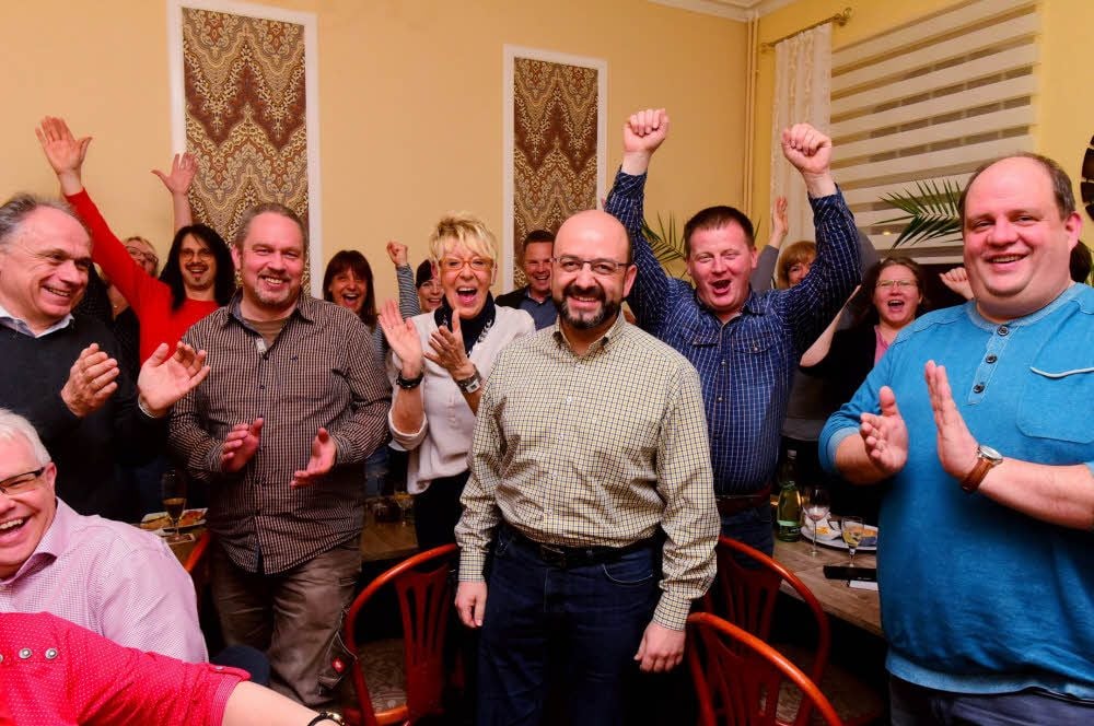 Mannschaftsspieler statt Machtmensch. Andy Haugk (Mitte) feierte seinen Wahlsieg am Sonntagabend im Café Habiba in Hohenmölsen.