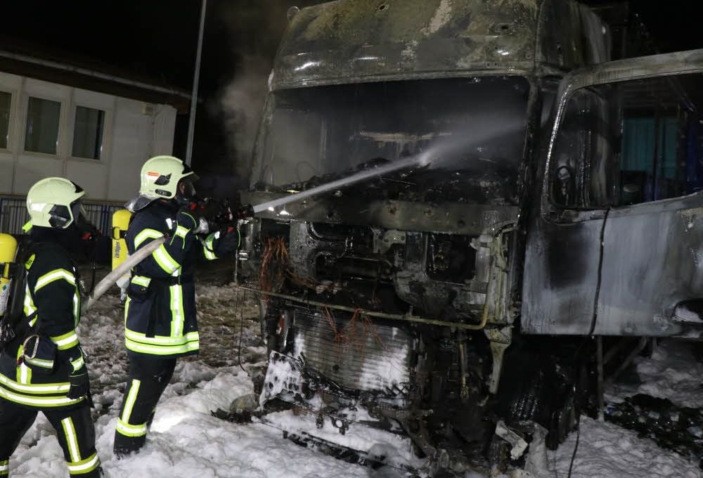 Ein Feuerwehrmann beim Löschen des Fahrzeugs.