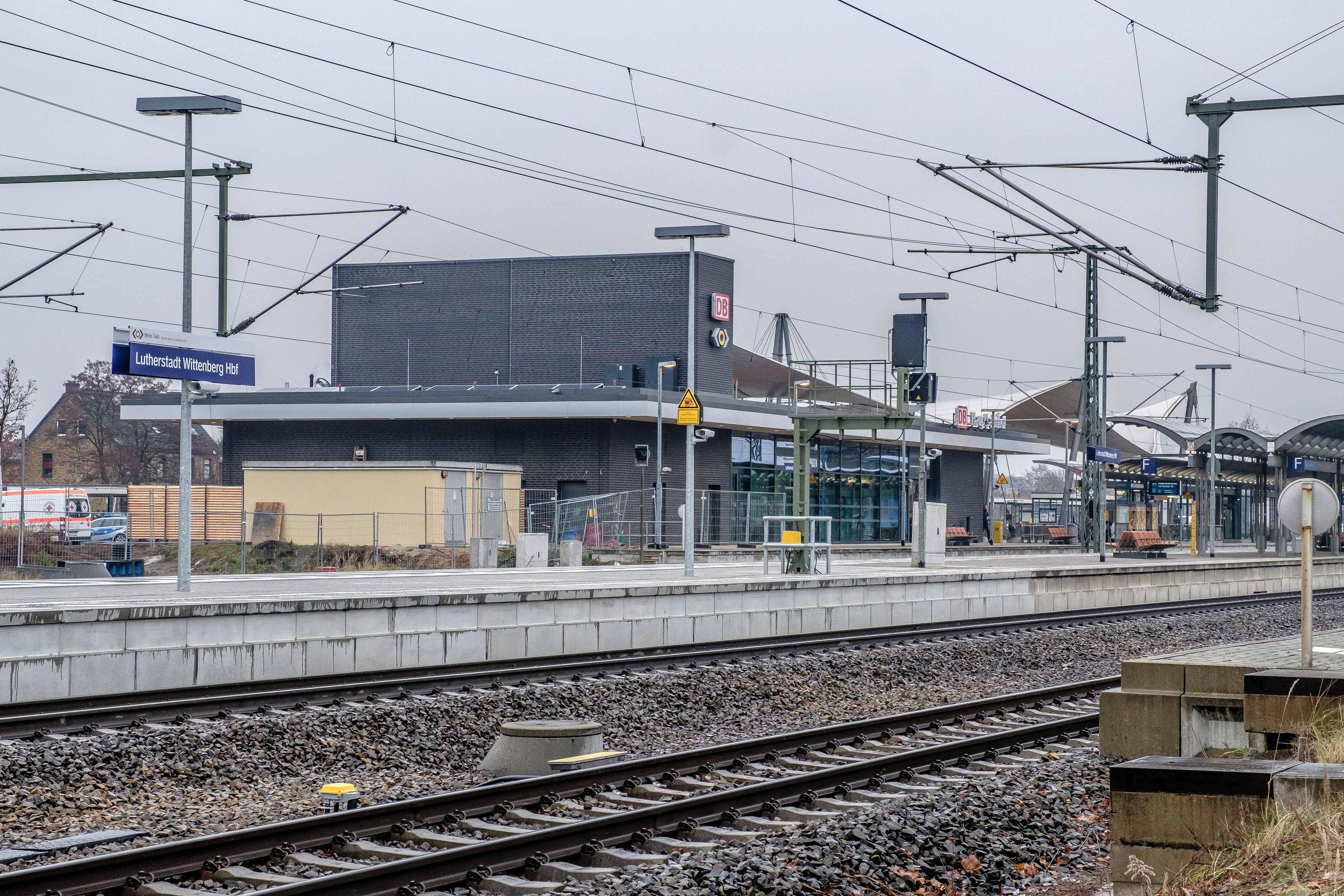 Noch wird am Umfeld des Bahnhofes gebaut, erst 2017 soll alles fertig gestellt werden.
