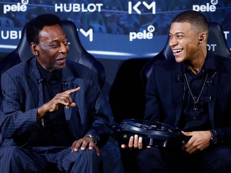 Bei seinemm Aufenthalt in Paris hat sich Fußballlegende Pele (l) mit dem französischen Weltmeister Kylian Mbappe getroffen. Foto: Uncredited/AP/dpa