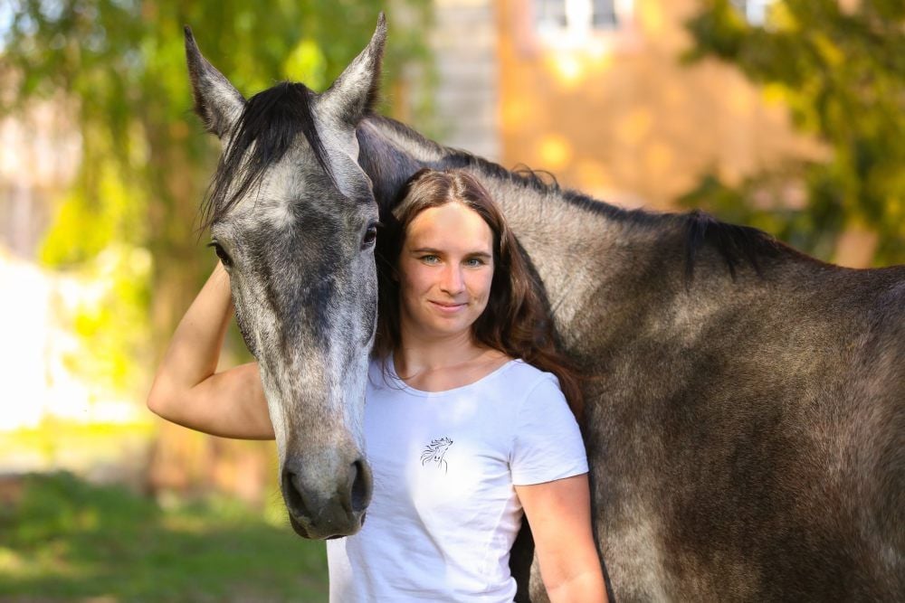 Youtuberin Susanna Laves veröffentlichte ein Corona-Lied über die ungewisse Zukunft des Müchelner Reitvereins Cavalleria.