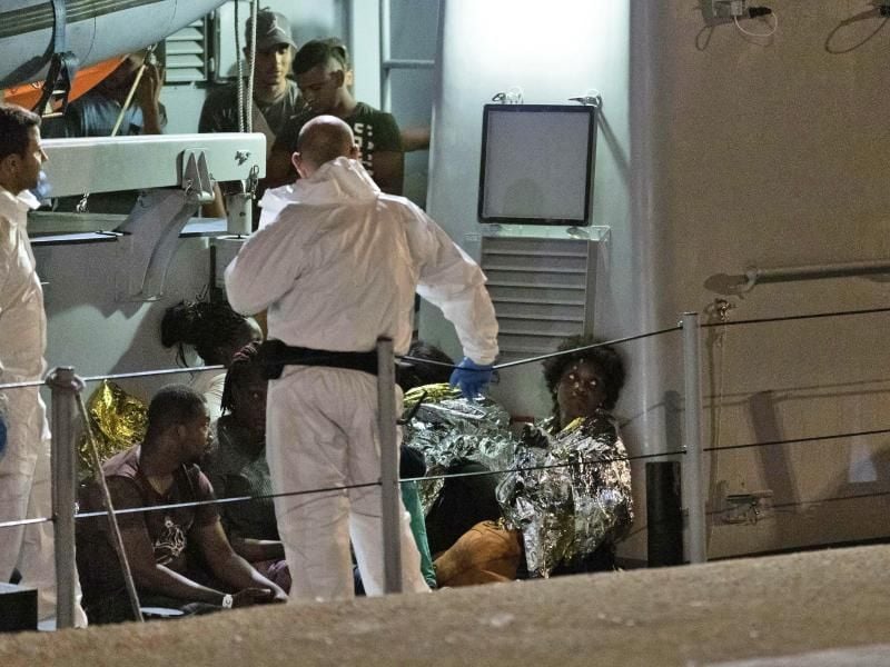 In Rettungsfolien gehüllt: Migranten im sizilianischen Hafen von Pozzallo. Foto: Francesco Ruta/ANSA