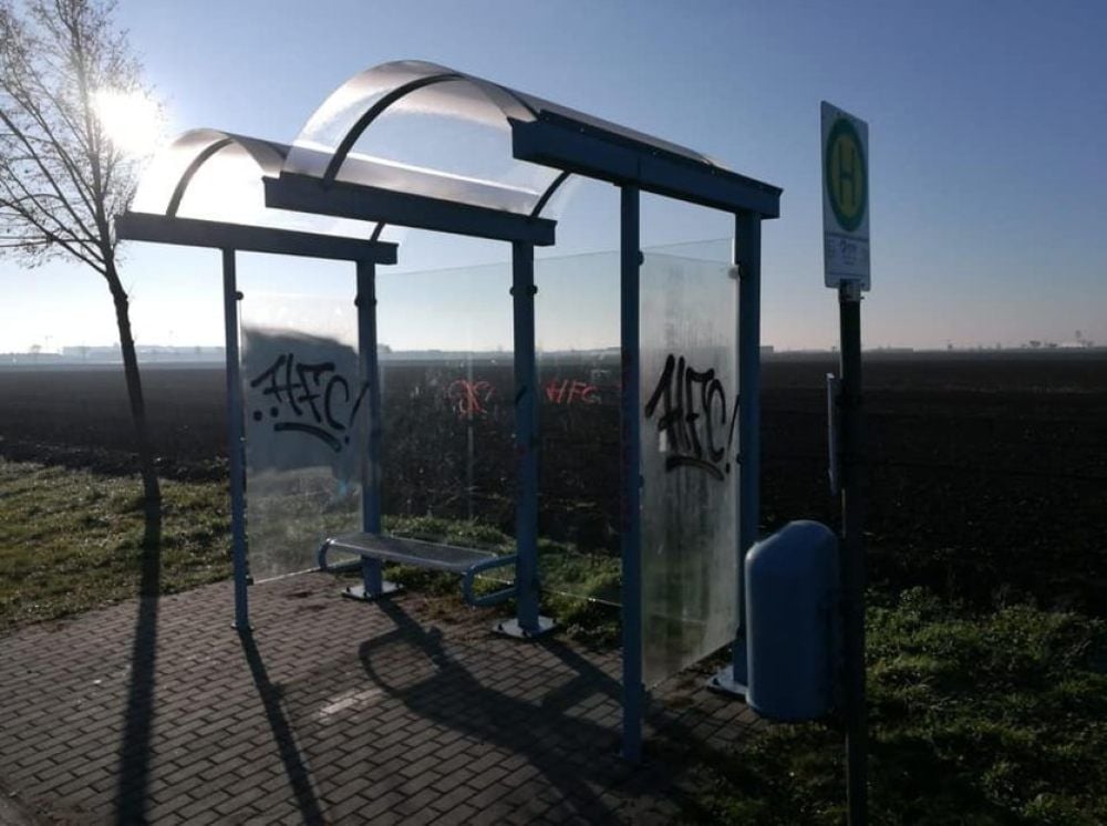 Illegale Graffiti an einer Bushaltestelle in Thalheim