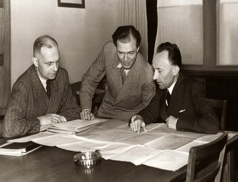 Ernst Zindel (rechts im Bild ) im Gespräch mit den Diplom-Ingenieuren Baade und Schilling.