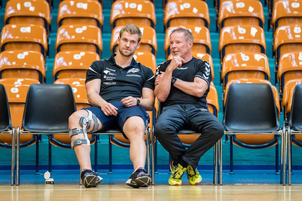 Vor dem Spiel hatte Kapitän Florian Pfeiffer (links) Zeit für ein längeres Gespräch mit Trainer Uwe Jungandreas.