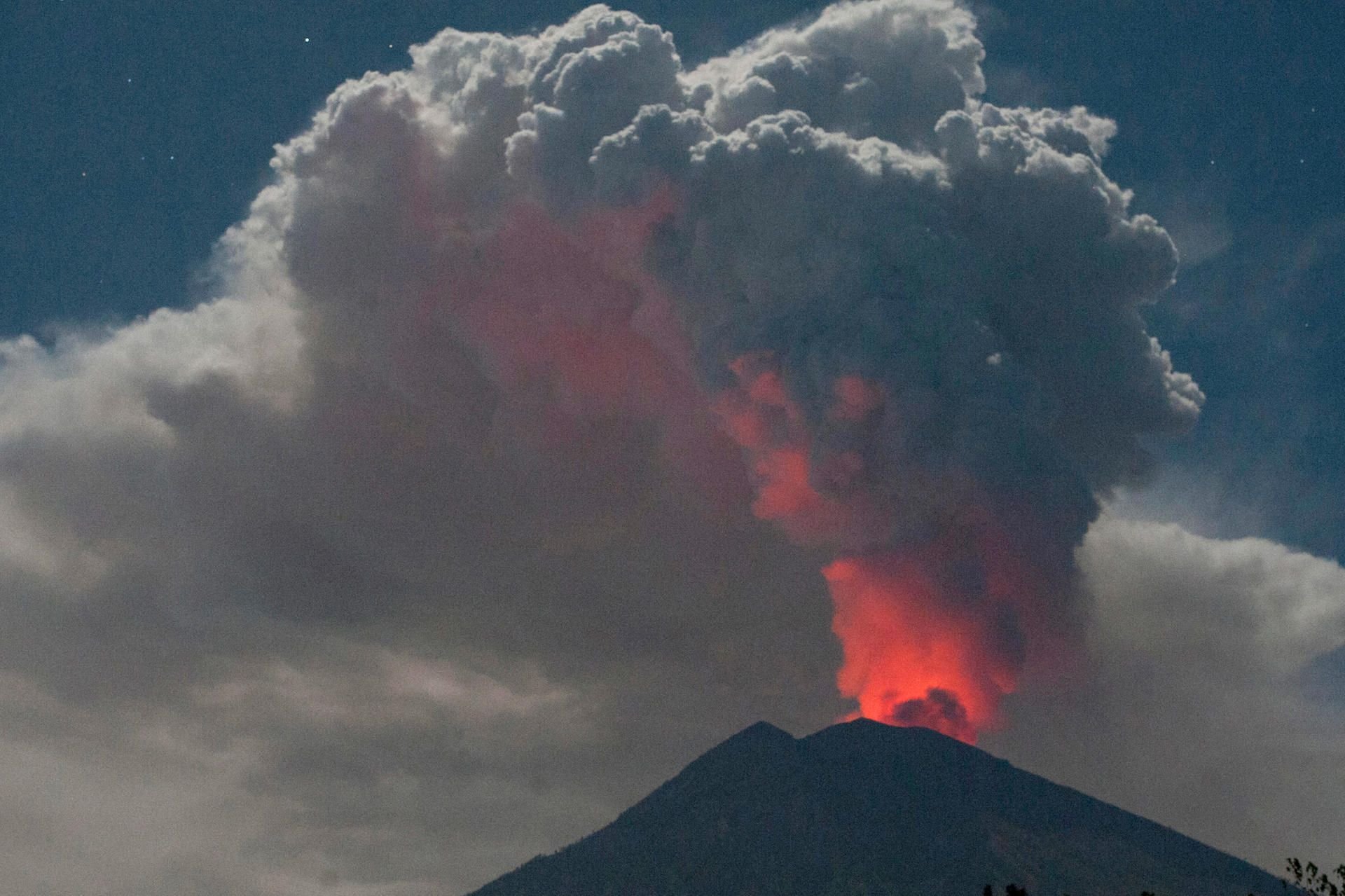 Auf der indonesischen Urlaubsinsel speit der Vulkan Agung Asche aus.