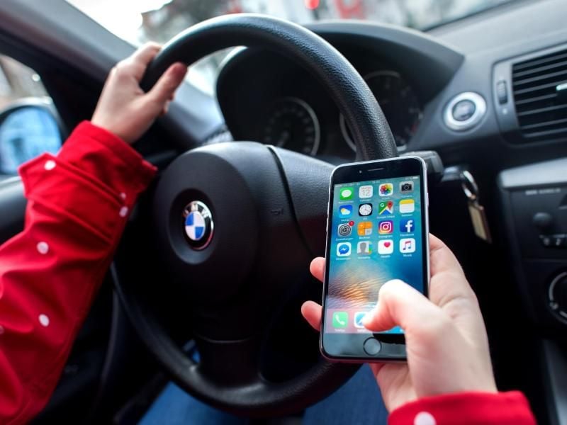 Handy am Steuer: Etwa jedes zehnte Opfer im Straßenverkehr stirbt bei Unfällen, die auf Ablenkung zurückgeführt werden.