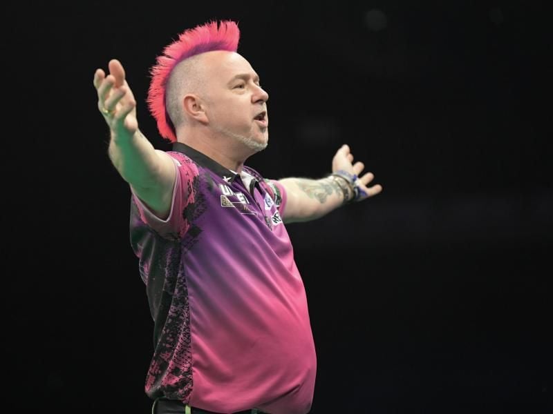 Der schottische Dart-Profi Peter Wright im März 2019 bei der Premier League in der ausverkauften Arena am Ostbahnhof in Berlin. Foto: Jörg Carstensen/dpa