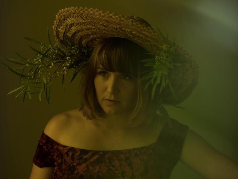 Cherilyn MacNeil alias Dear Reader hat sich in Kalifornien freigeschwommen. Foto: City Slang
