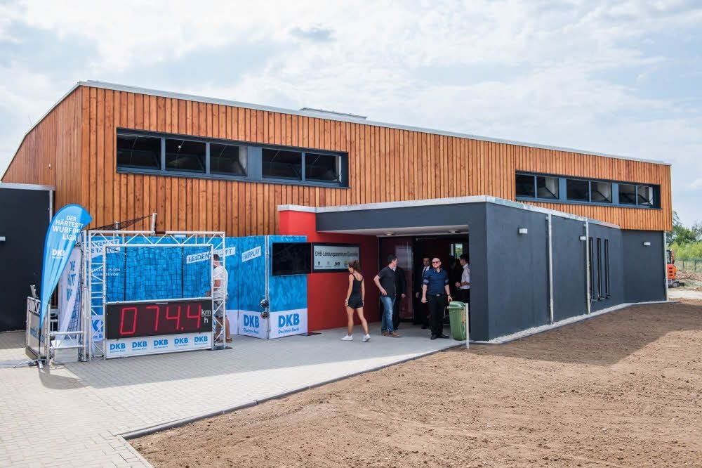 Die neue Gerätehalle für das Krafttraining der Handball-Cracks aus ganz Deutschlands fügt sich als Anbau gut ins „Euroville“-Gesamtbild ein.