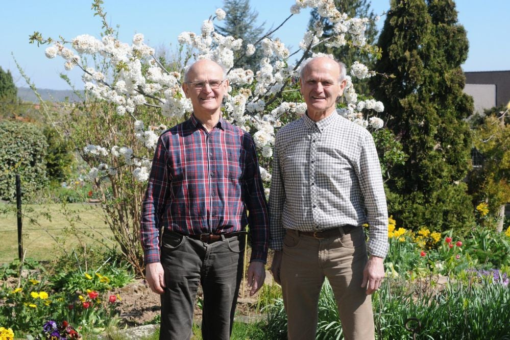 Haben stets gemeinsam Geburtstag: die Zwillingsbrüder Christoph (l.) und Wolfgang Hübler aus Naumburg, die jetzt 80 Jahre alt wurden.